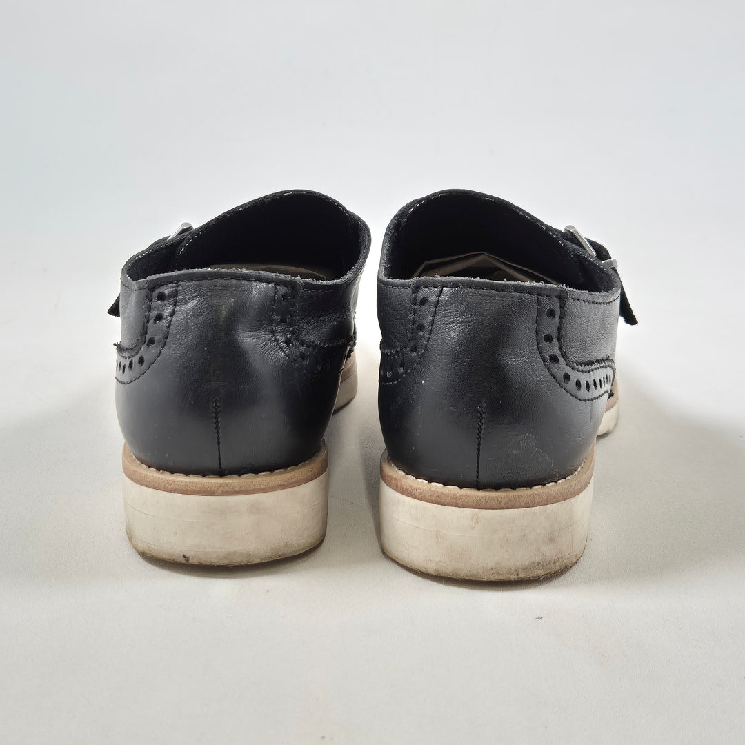 Klassiska svarta oxfordskor med broguedesign