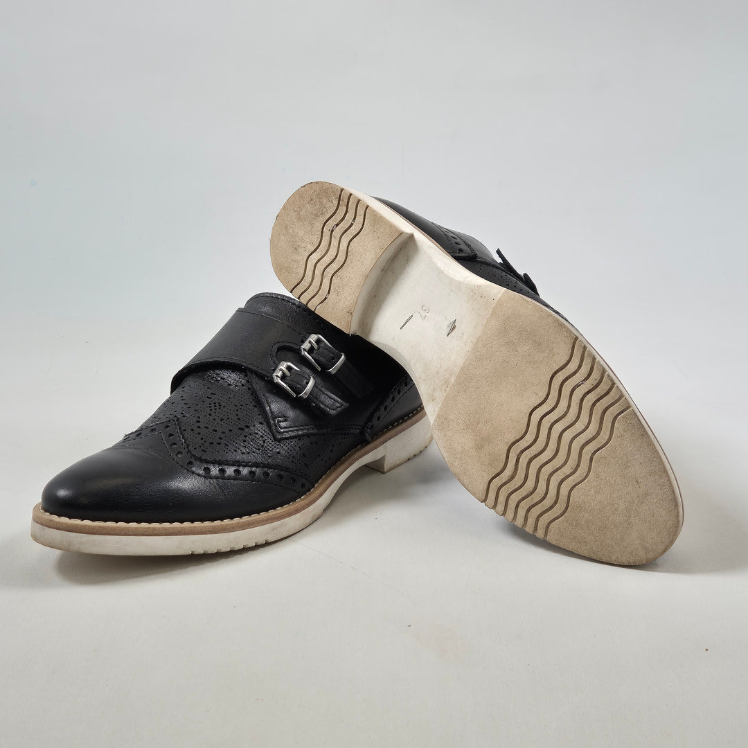 Klassiska svarta oxfordskor med broguedesign