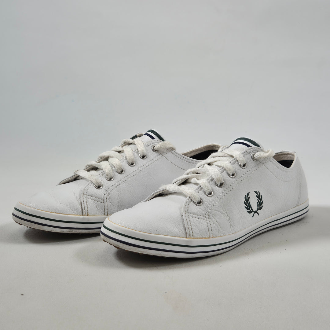 Fred Perry vita eleganta lädersneakers begagnade