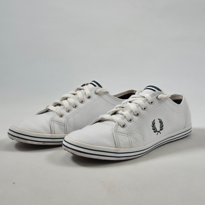 Fred Perry vita eleganta lädersneakers begagnade