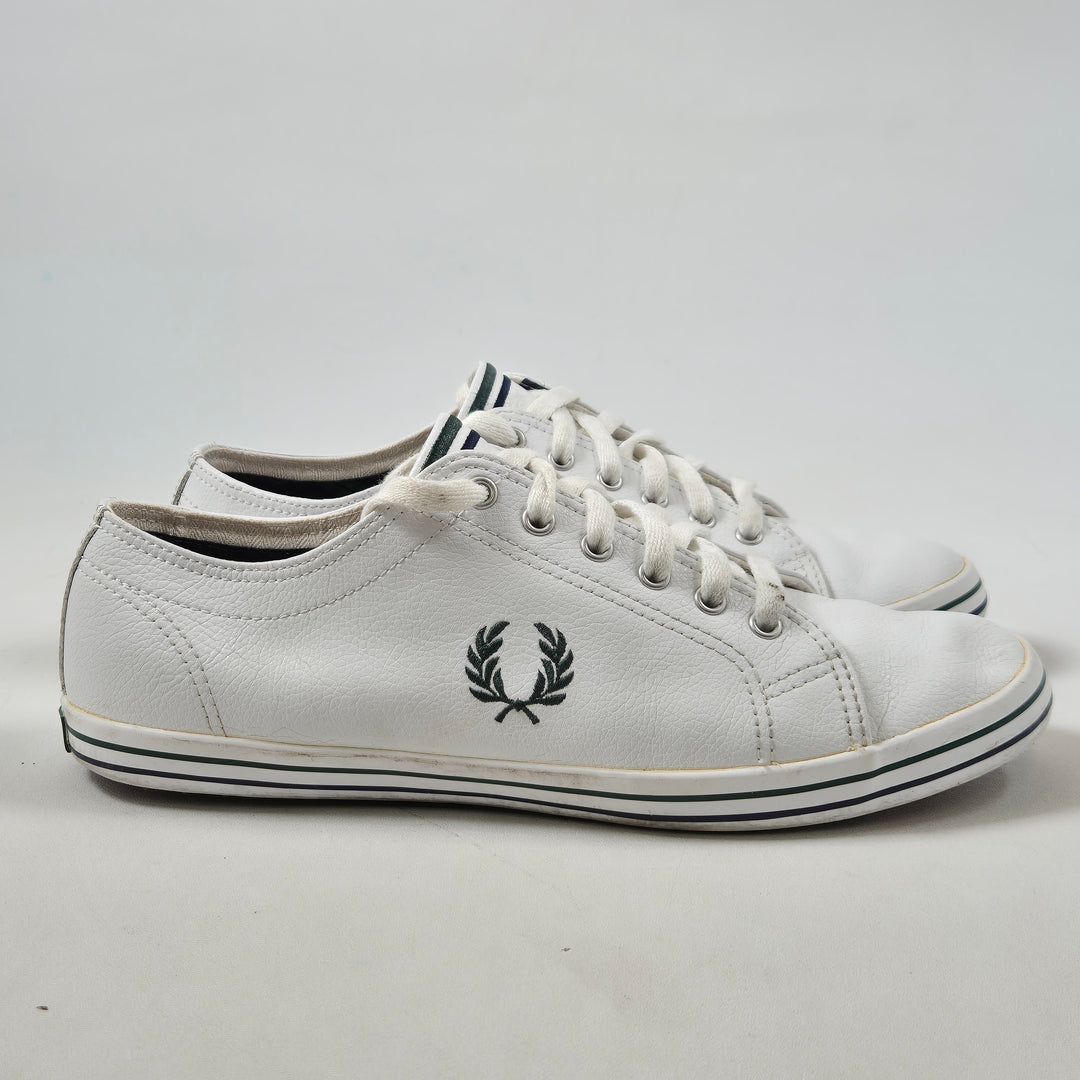 Fred Perry vita eleganta lädersneakers begagnade