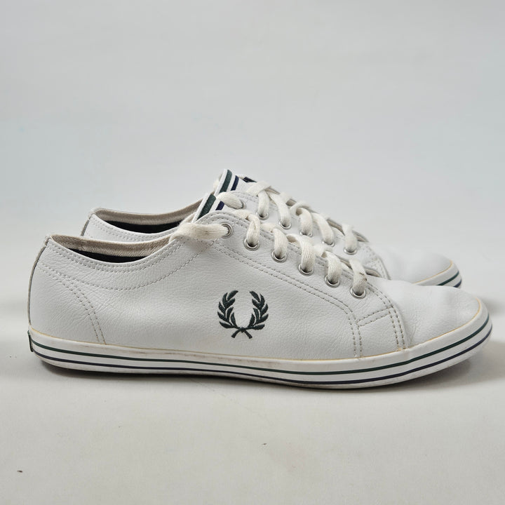 Fred Perry vita eleganta lädersneakers begagnade