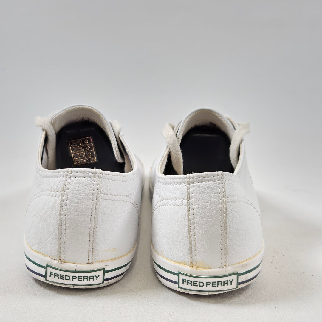 Fred Perry vita eleganta lädersneakers begagnade