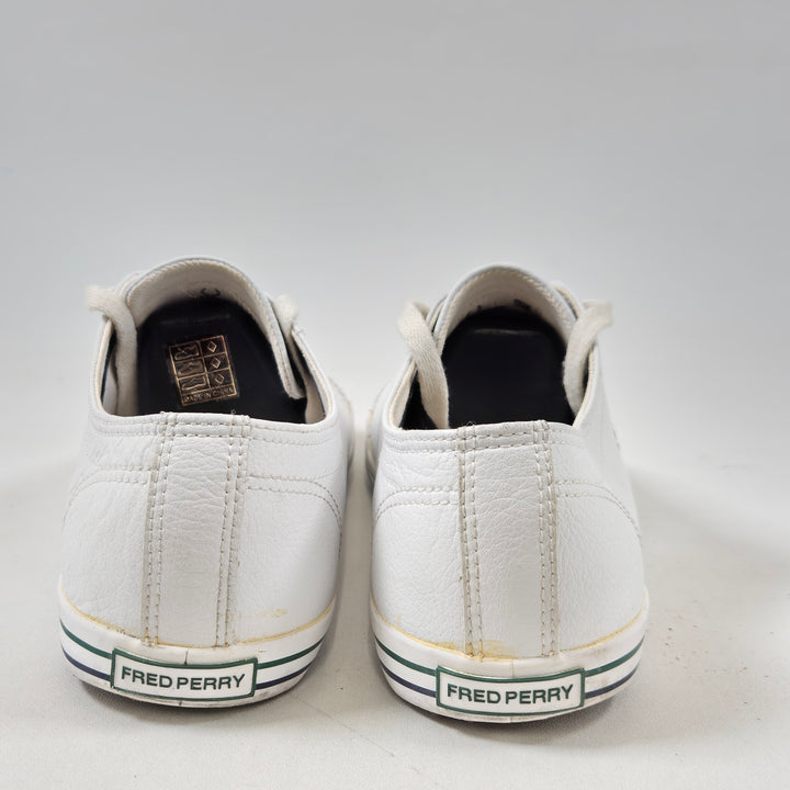 Fred Perry vita eleganta lädersneakers begagnade