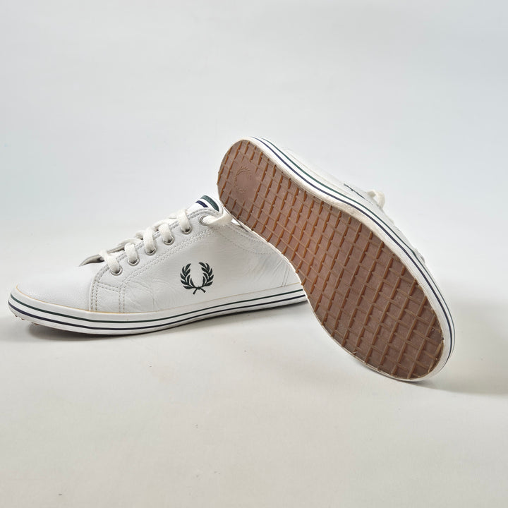 Fred Perry vita eleganta lädersneakers begagnade