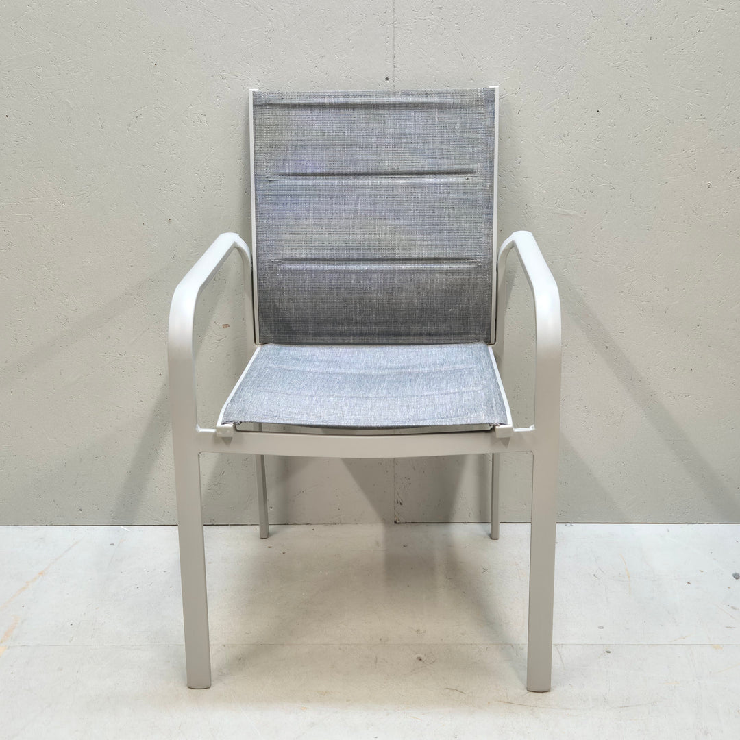 Elegant modern stol i vit metall och grått tyg