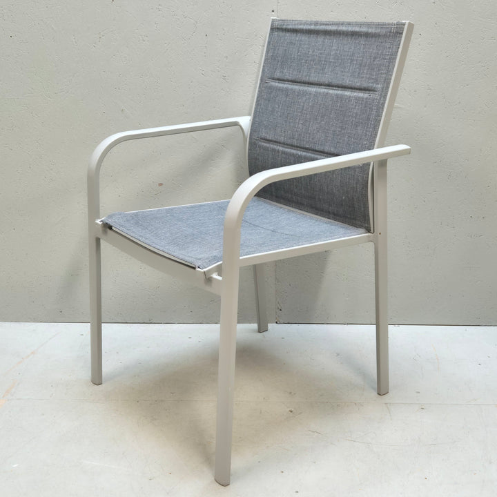 Elegant modern stol i vit metall och grått tyg