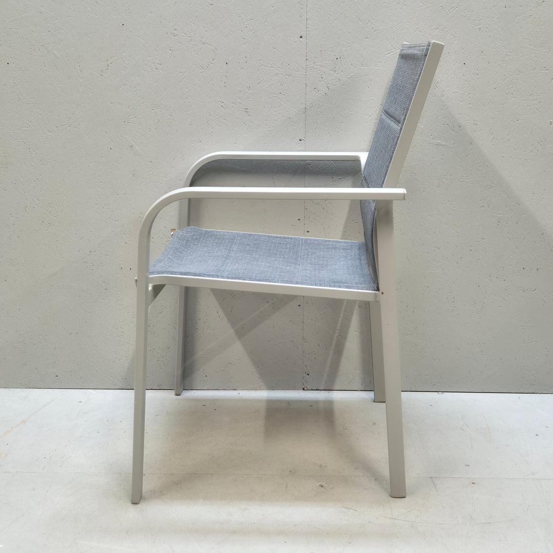 Elegant modern stol i vit metall och grått tyg