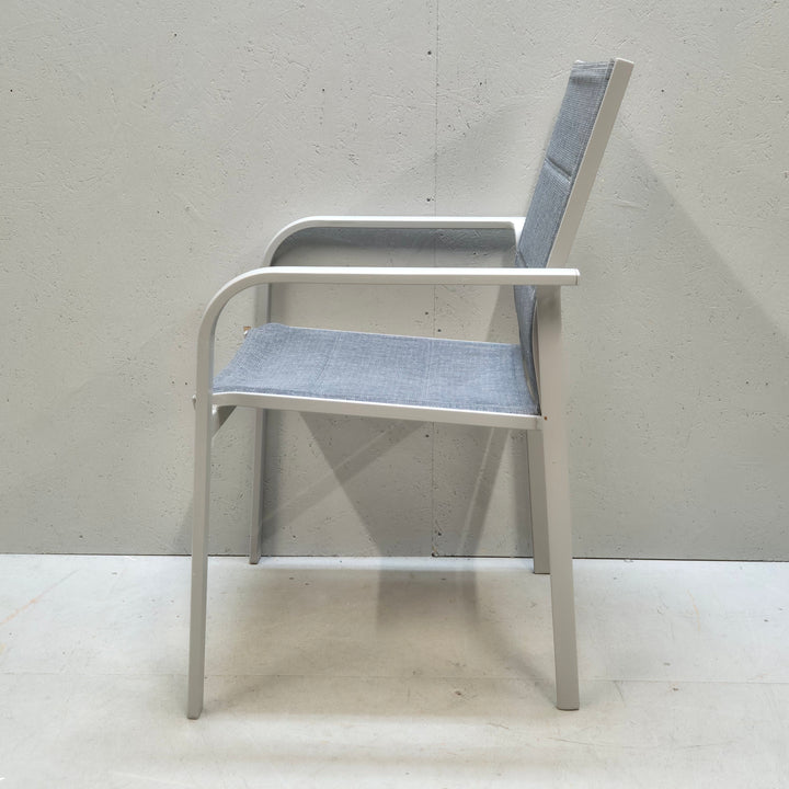 Elegant modern stol i vit metall och grått tyg