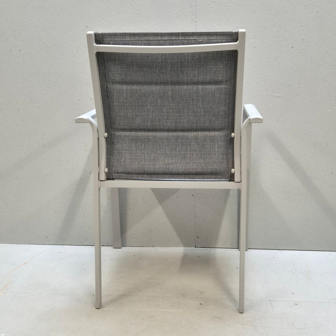 Elegant modern stol i vit metall och grått tyg