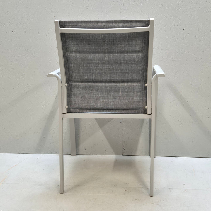 Elegant modern stol i vit metall och grått tyg
