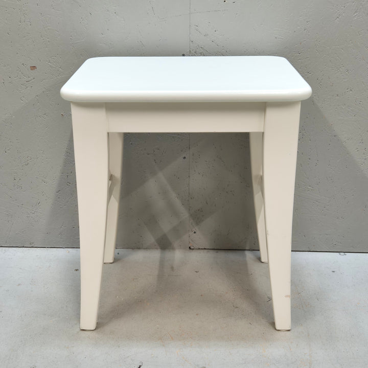 Vit klassisk IKEA Ingolf pall i trä
