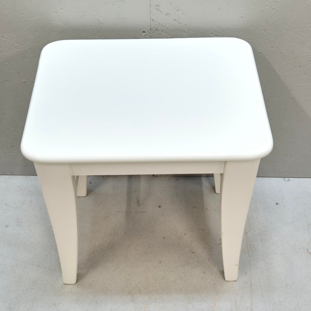 Vit klassisk IKEA Ingolf pall i trä