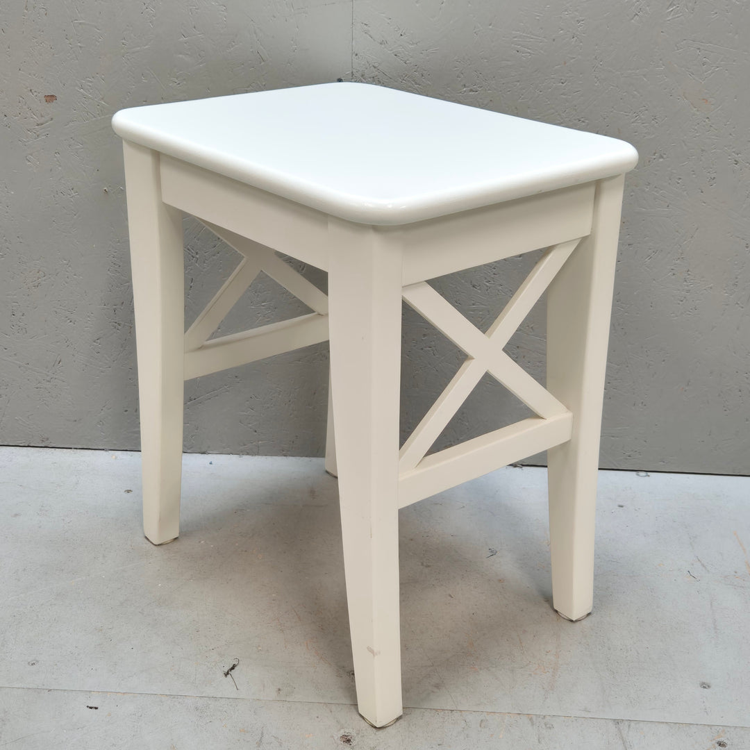Vit klassisk IKEA Ingolf pall i trä