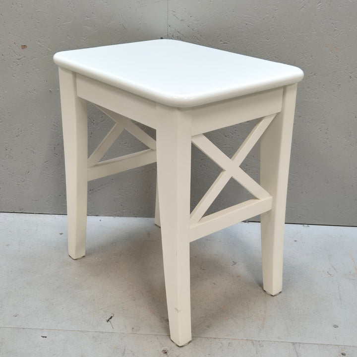 Vit klassisk IKEA Ingolf pall i trä