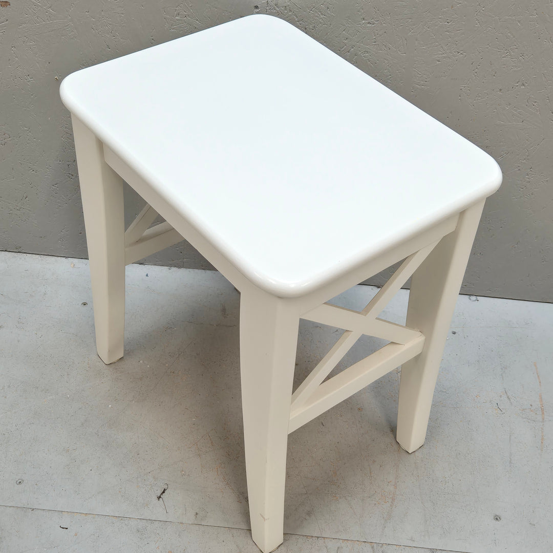 Vit klassisk IKEA Ingolf pall i trä