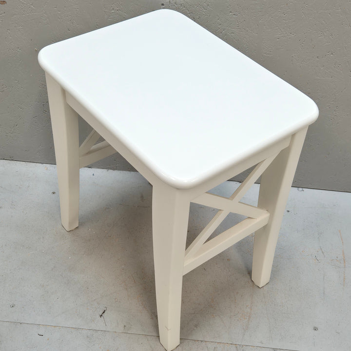 Vit klassisk IKEA Ingolf pall i trä