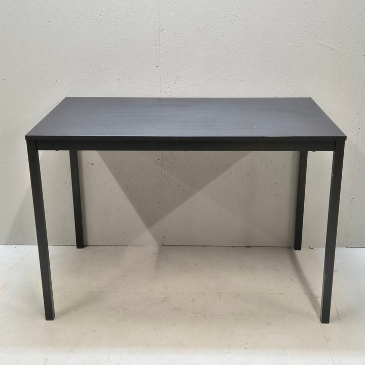 Elegant svart TÄRENDÖ bord från IKEA