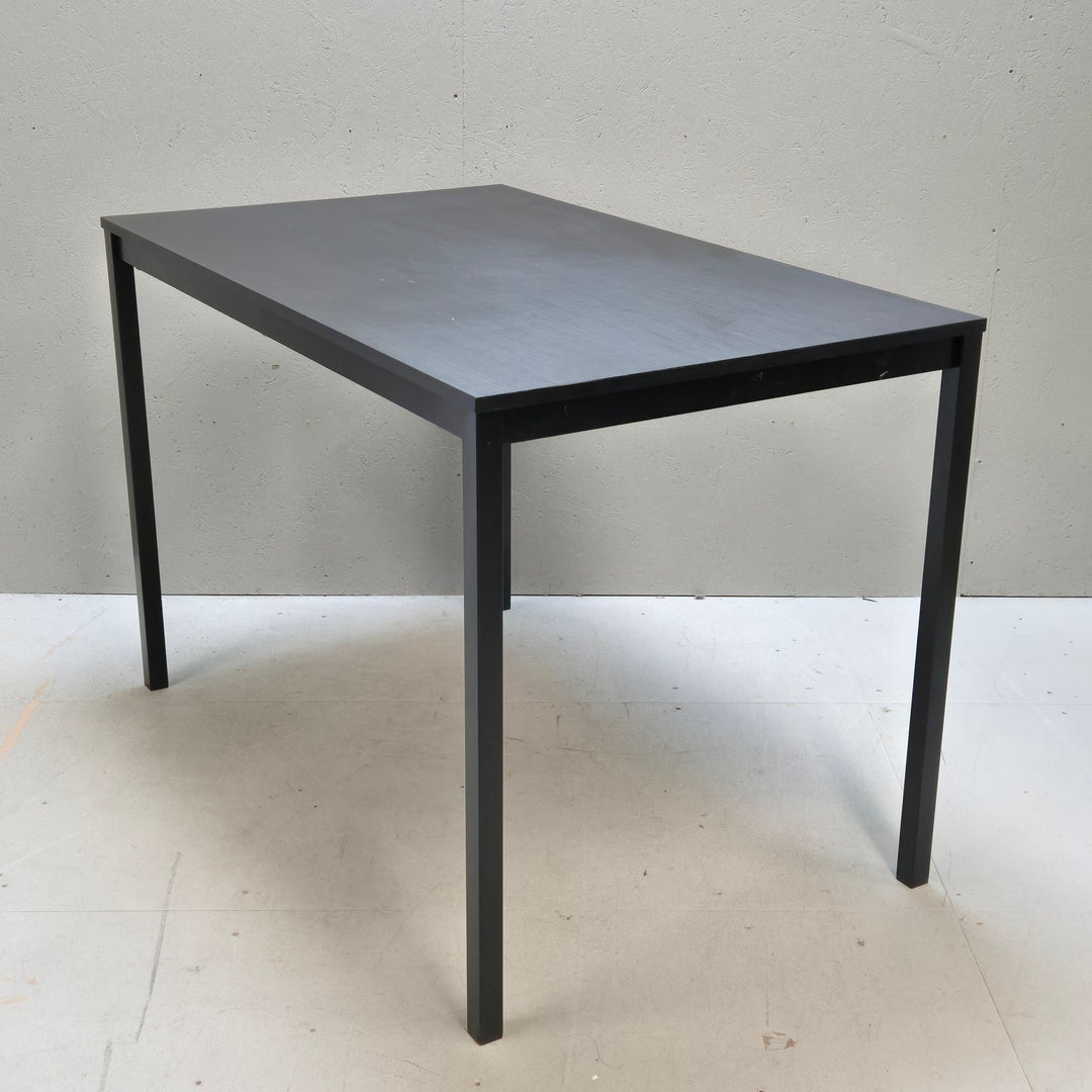 Elegant svart TÄRENDÖ bord från IKEA