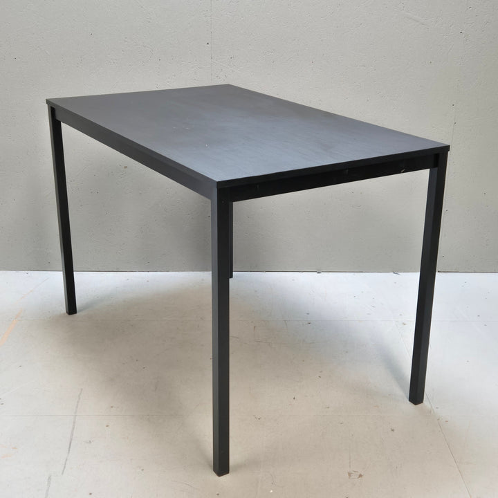 Elegant svart TÄRENDÖ bord från IKEA