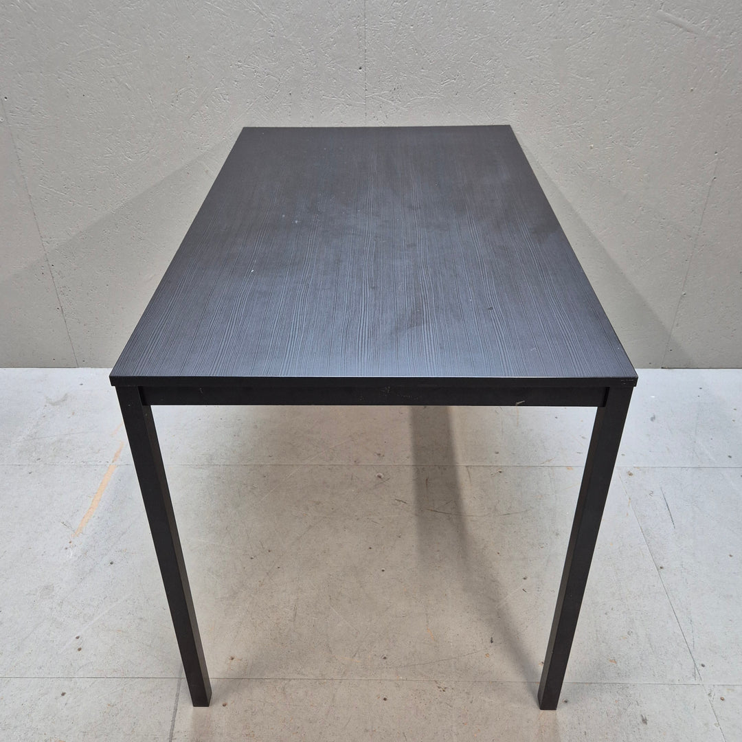 Elegant svart TÄRENDÖ bord från IKEA