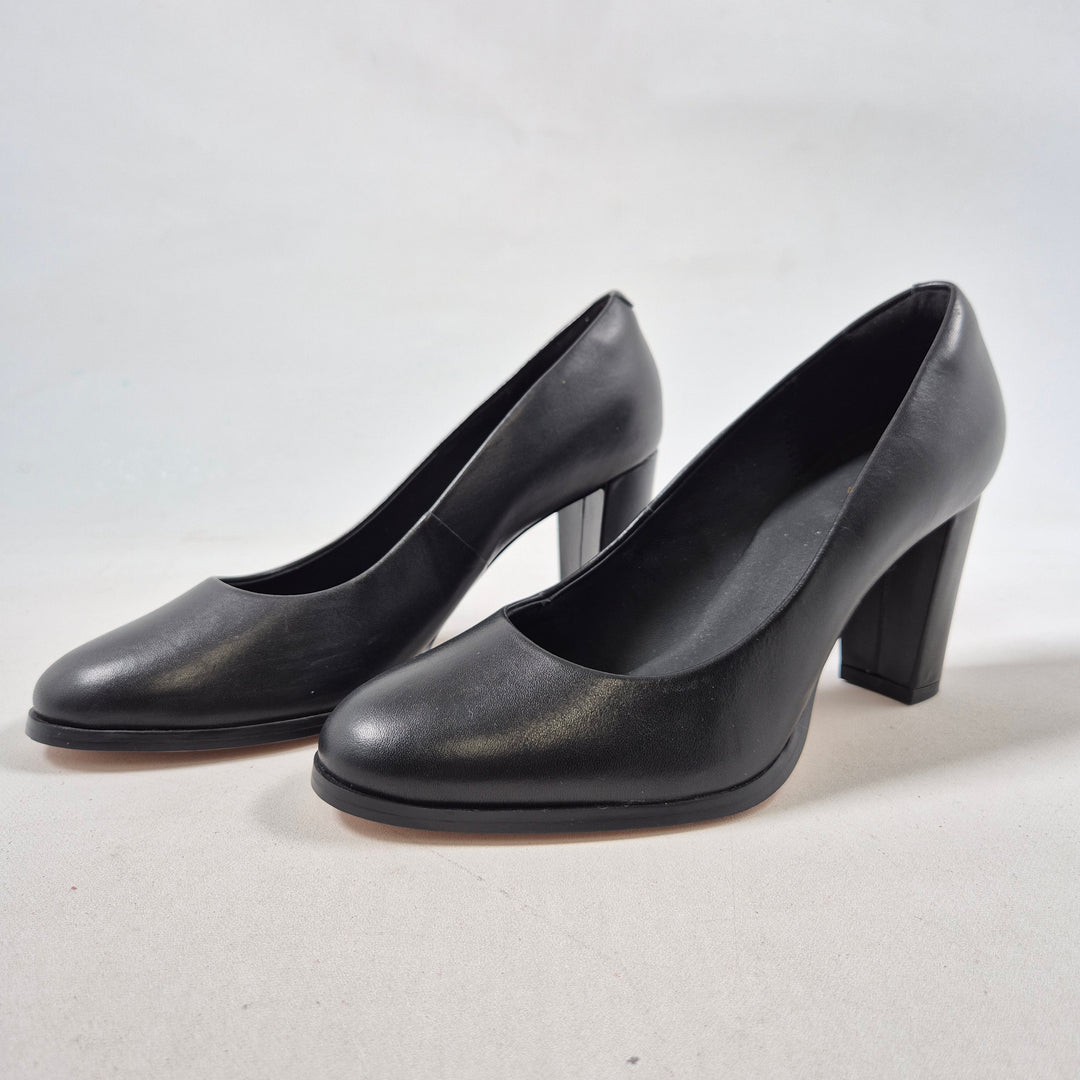 Eleganta svarta läderskor med klack från Clarks