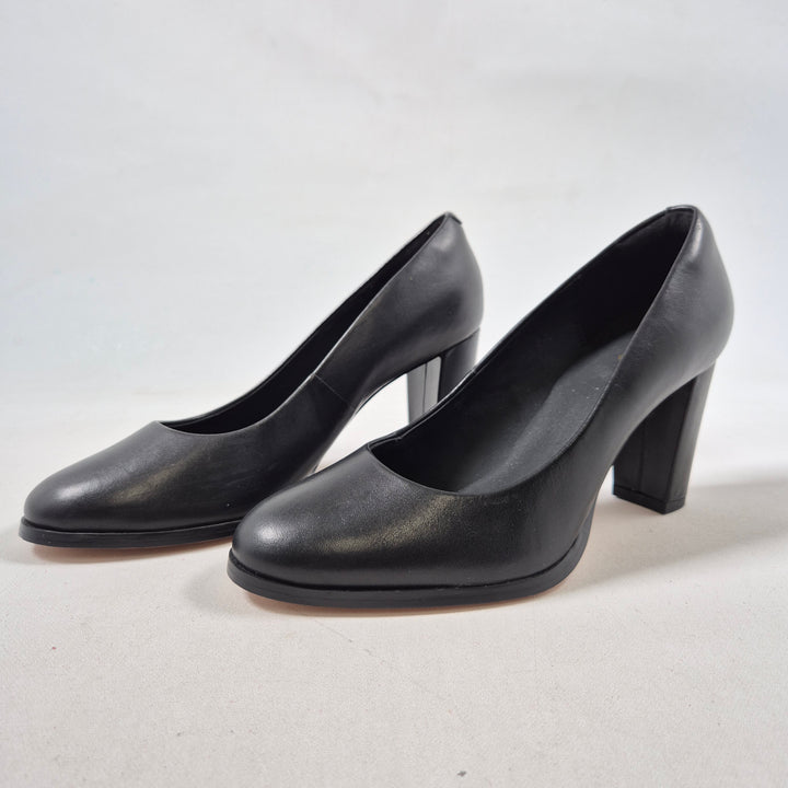 Eleganta svarta läderskor med klack från Clarks