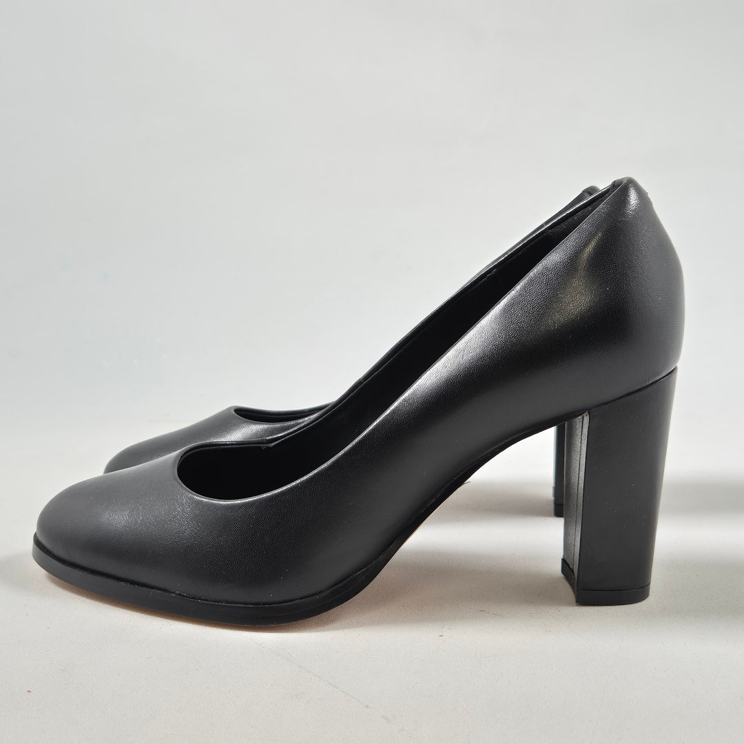 Eleganta svarta läderskor med klack från Clarks