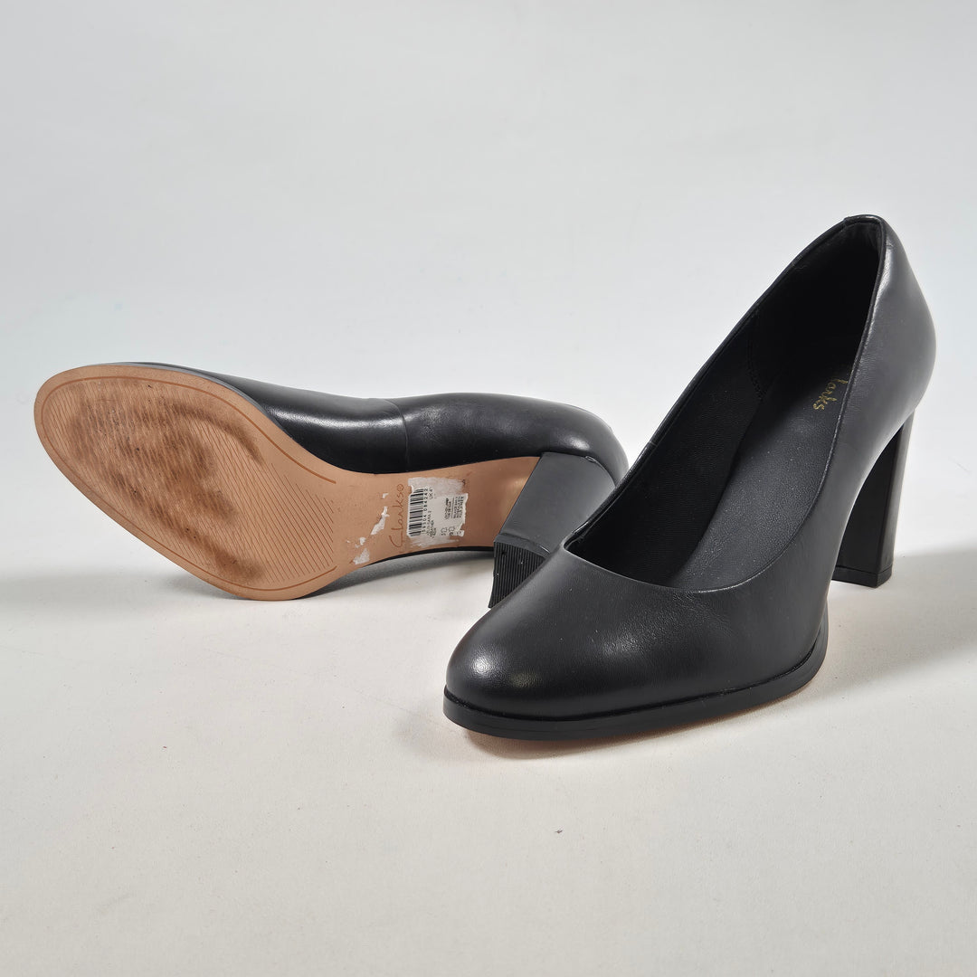 Eleganta svarta läderskor med klack från Clarks