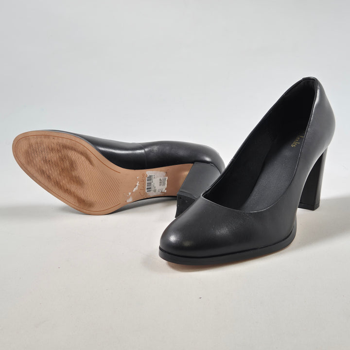 Eleganta svarta läderskor med klack från Clarks