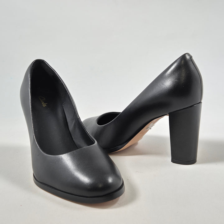 Eleganta svarta läderskor med klack från Clarks