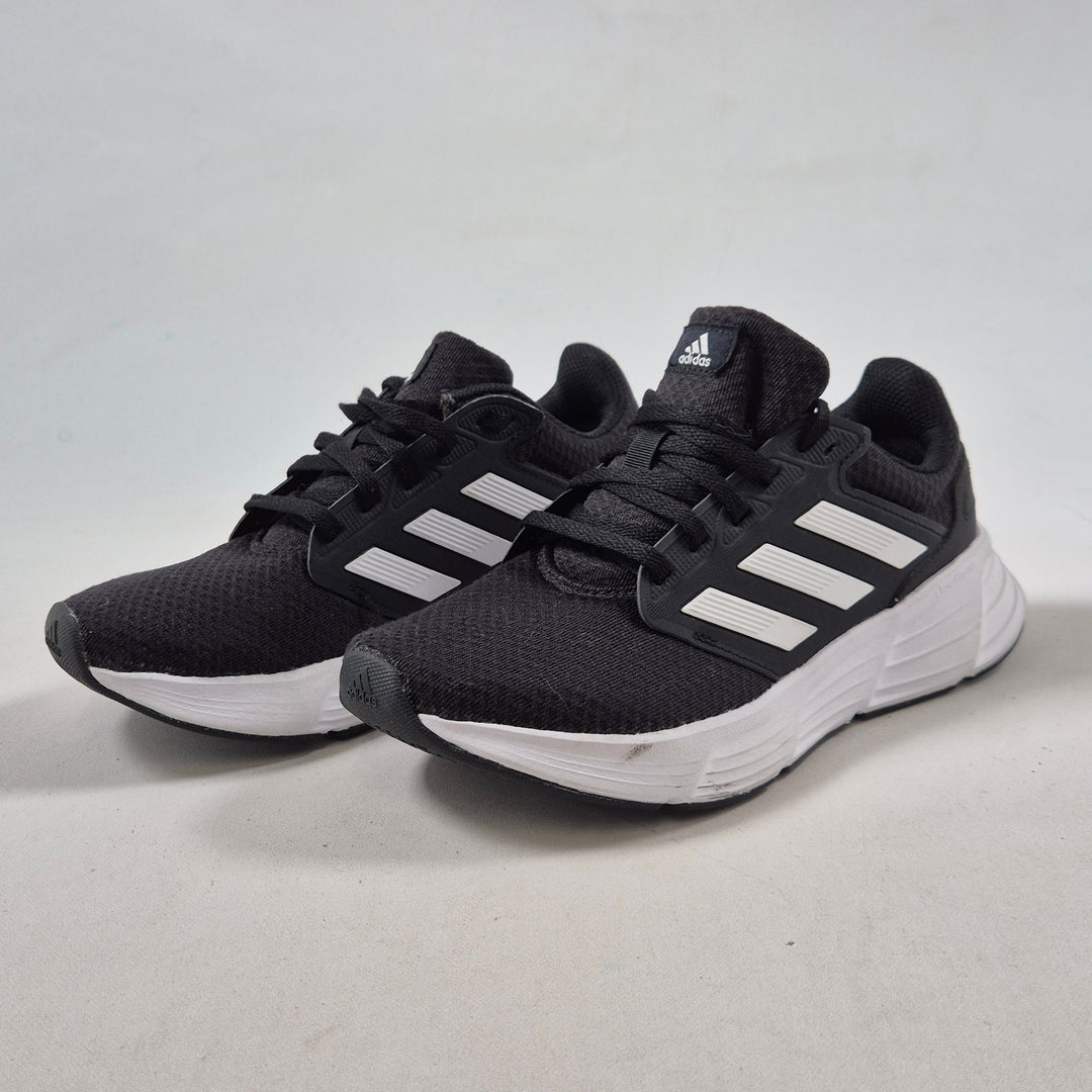 Adidas löparskor svart vita detaljer begagnad
