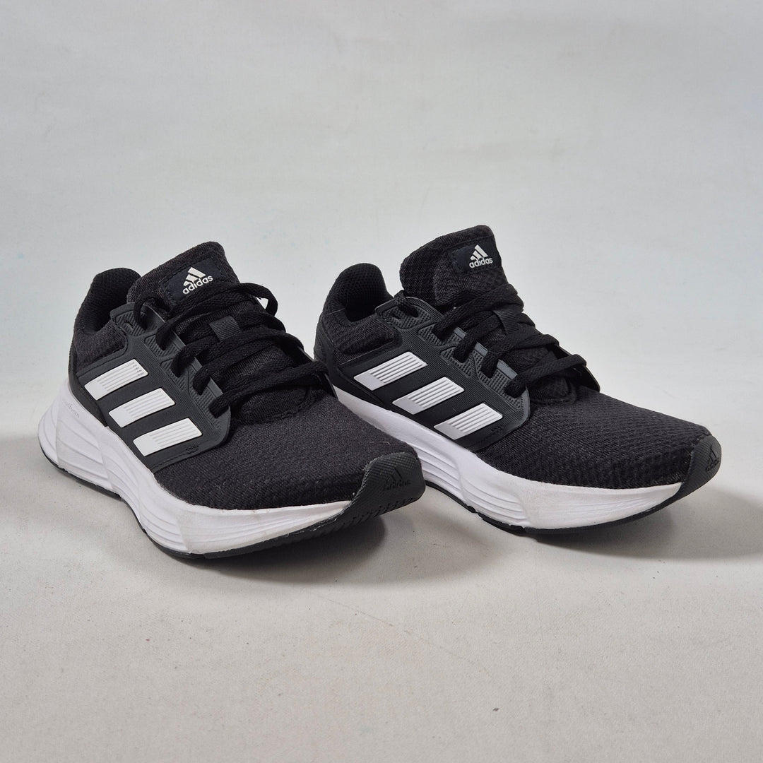 Adidas löparskor svart vita detaljer begagnad