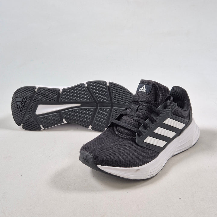 Adidas löparskor svart vita detaljer begagnad