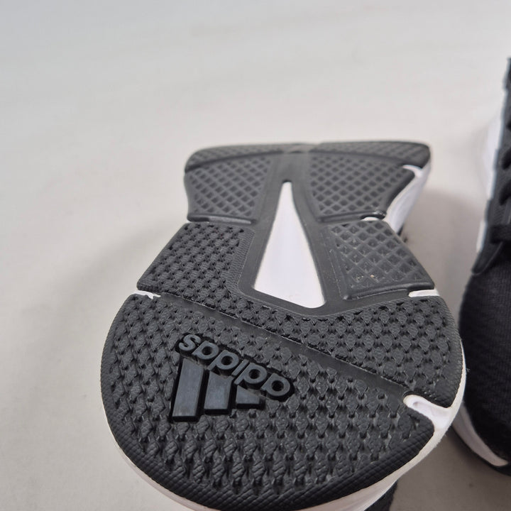 Adidas löparskor svart vita detaljer begagnad