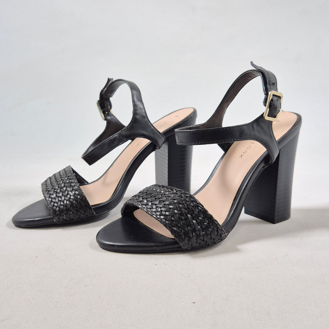 Svarta chic sandaler New Look storlek 36