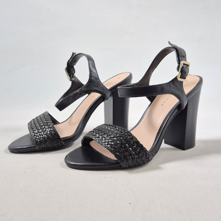 Svarta chic sandaler New Look storlek 36