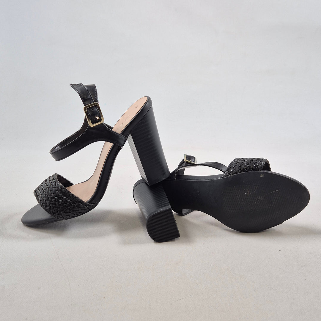 Svarta chic sandaler New Look storlek 36