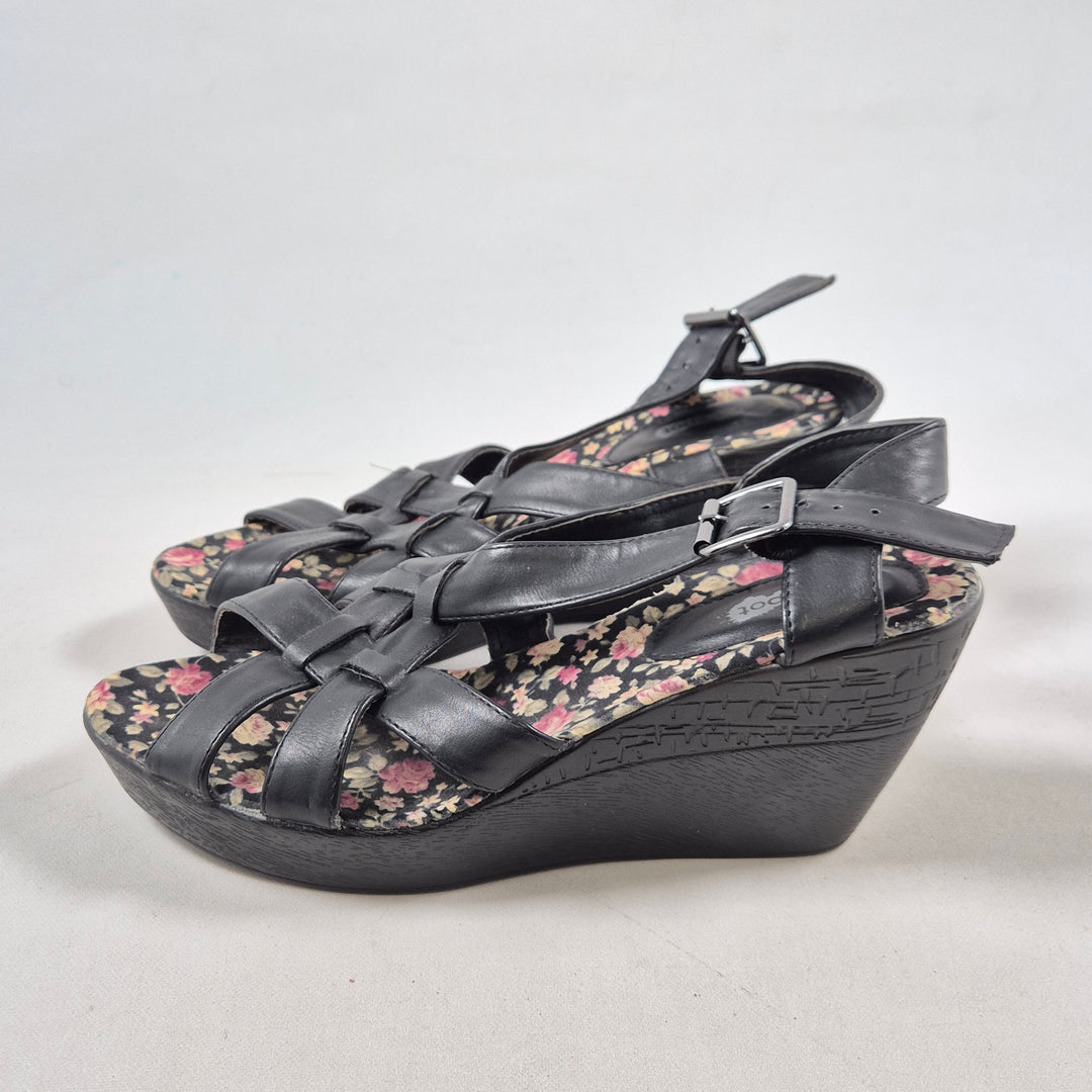 Eleganta svarta lädersandaler med blommönster