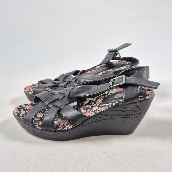 Eleganta svarta lädersandaler med blommönster