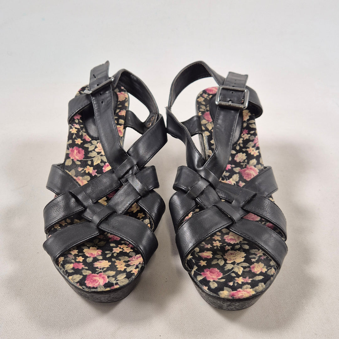 Eleganta svarta lädersandaler med blommönster