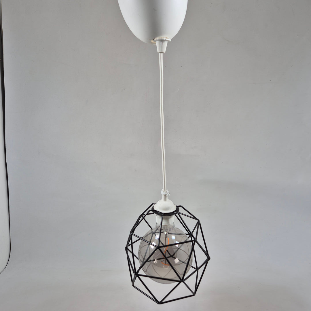 Modern stilren taklampa med geometrisk metallkorg