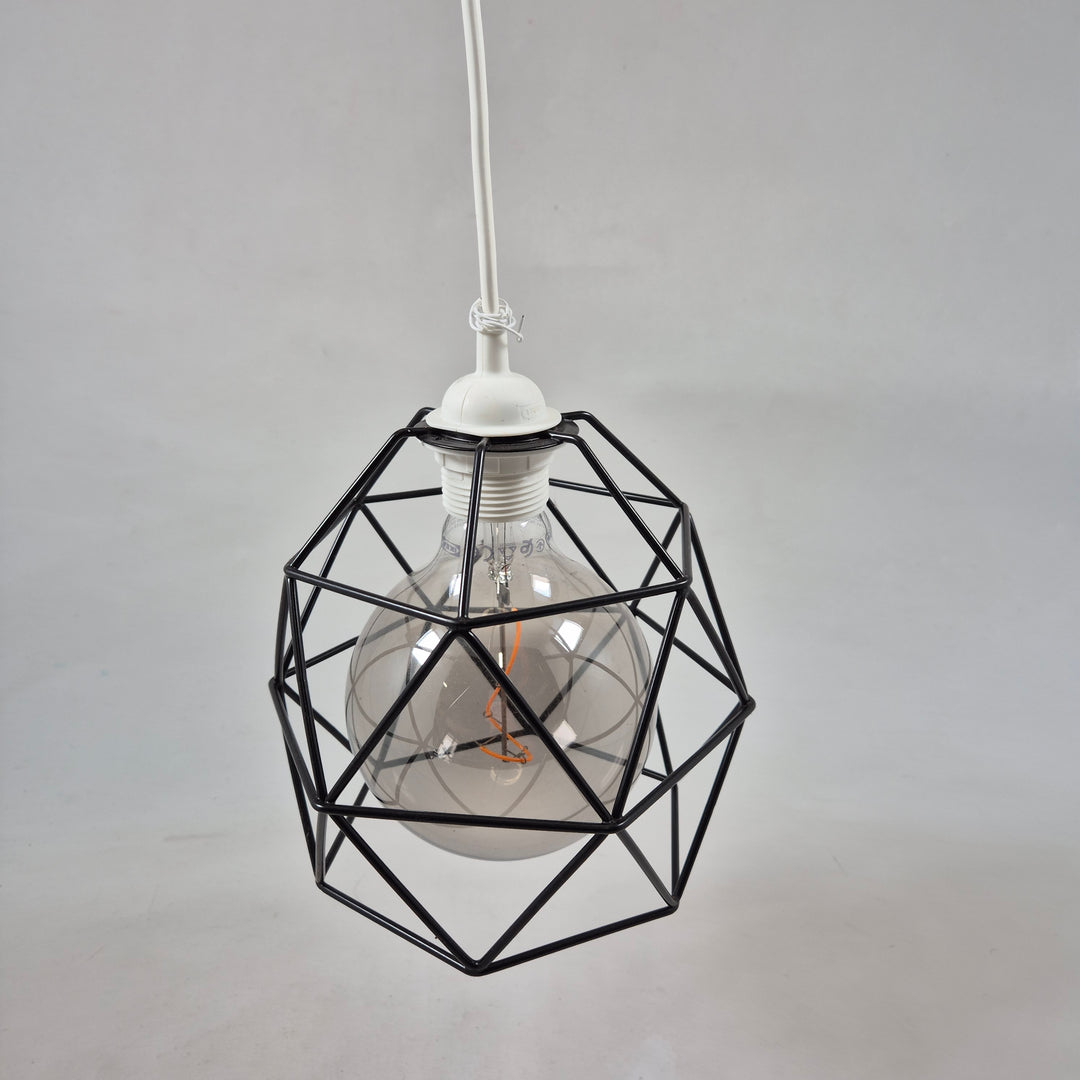 Modern stilren taklampa med geometrisk metallkorg