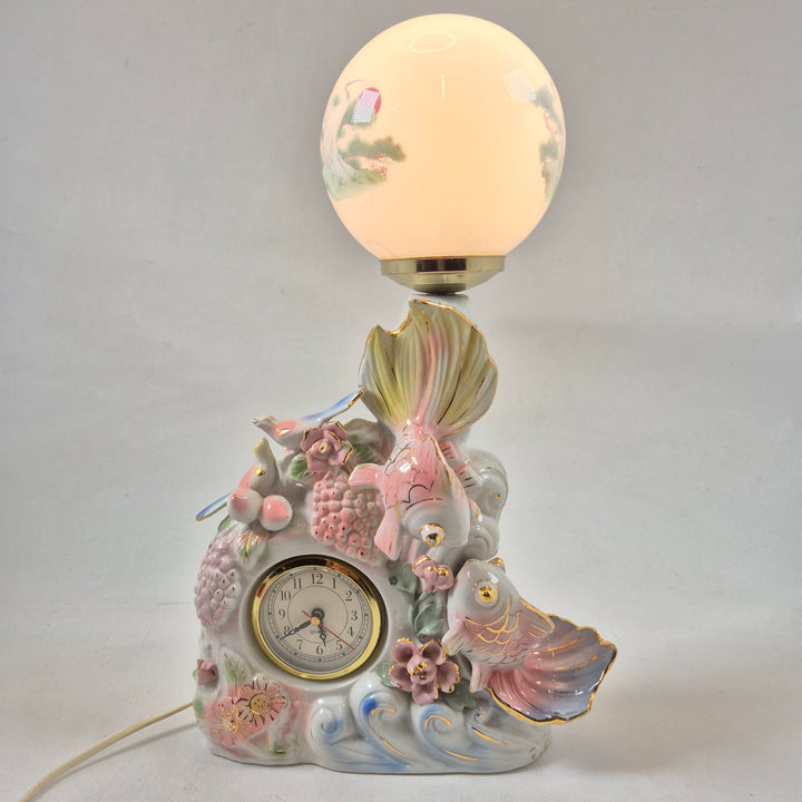 Vintage bordslampa i porslin med fiskar, blommor & klocka