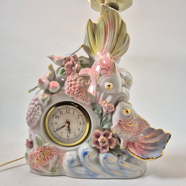 Vintage bordslampa i porslin med fiskar, blommor & klocka