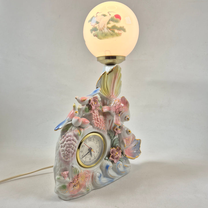 Vintage bordslampa i porslin med fiskar, blommor & klocka