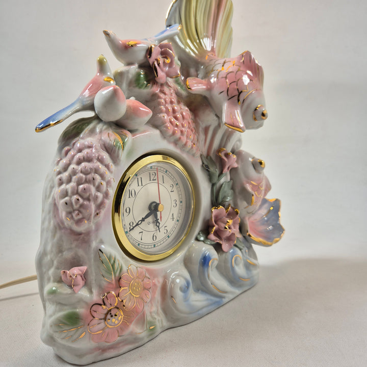Vintage bordslampa i porslin med fiskar, blommor & klocka