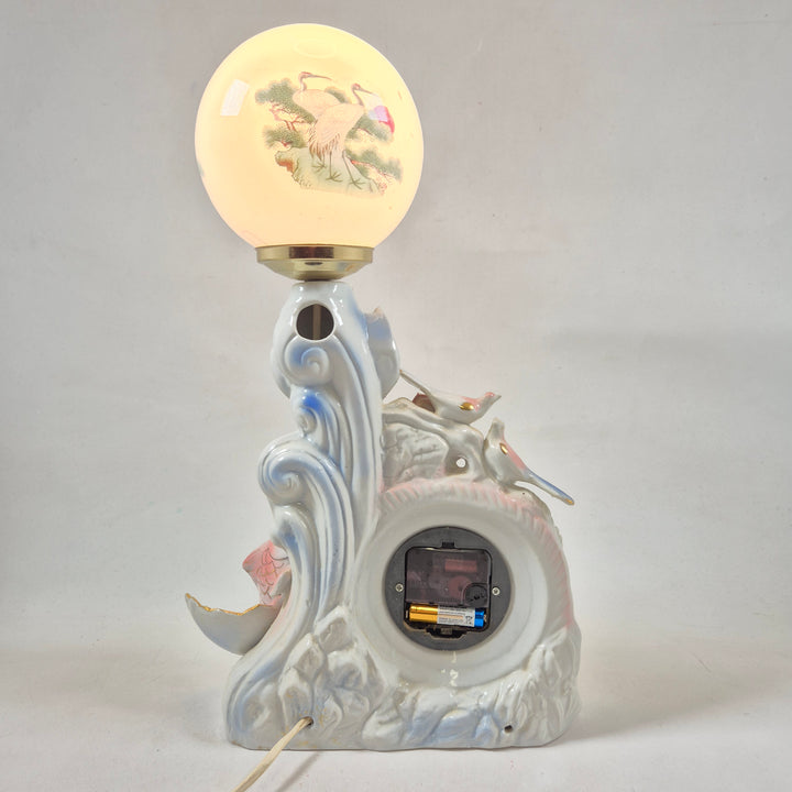 Vintage bordslampa i porslin med fiskar, blommor & klocka