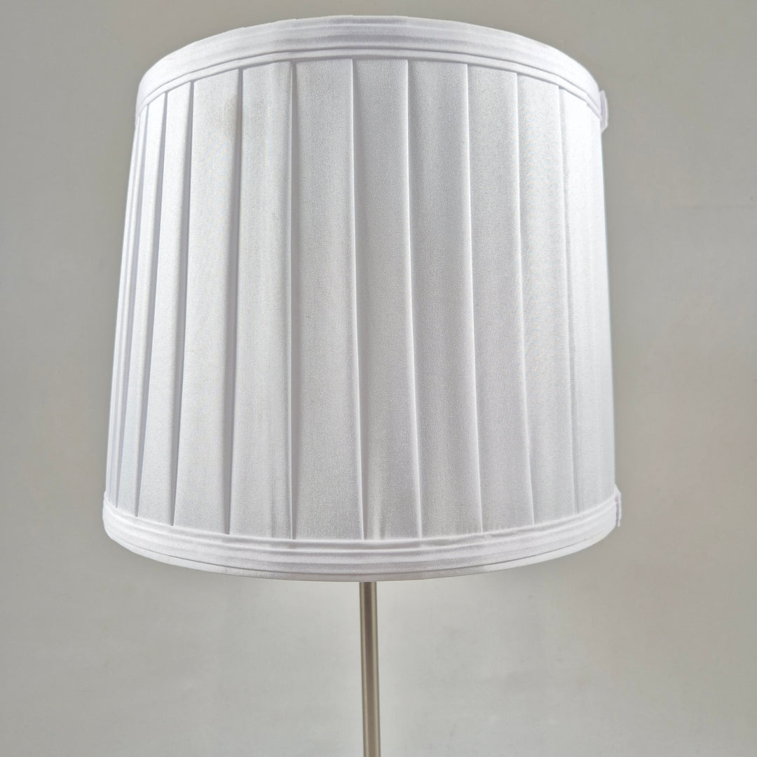 Elegant golvlampa i metall från Markslöjd