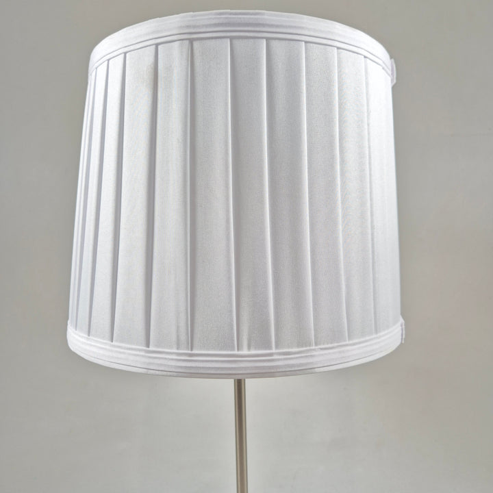 Elegant golvlampa i metall från Markslöjd